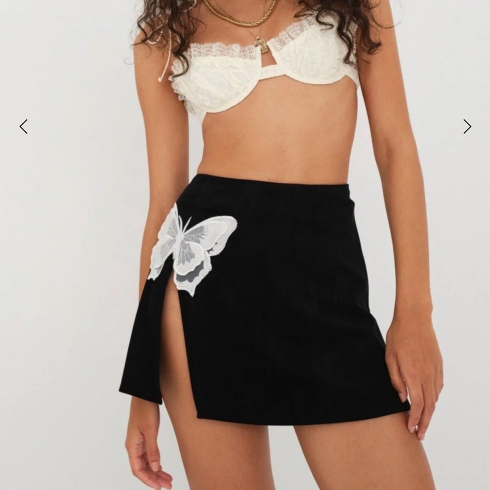 FOR LOVE & LEMONS Auden Butterfly Appliqué Embroidered Slit Mini Skirt - Picture 2 of 6